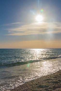 Güzel yaz günbatımı denize bulutlar ile