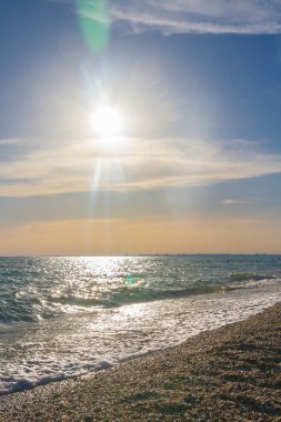 Güzel yaz günbatımı denize bulutlar ile