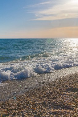 Günbatımı güneşli yaz gündüz sahilde