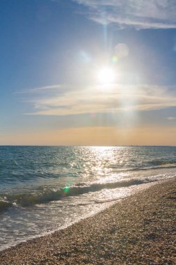 Güzel yaz günbatımı denize bulutlar ile