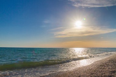 Güzel yaz günbatımı denize bulutlar ile