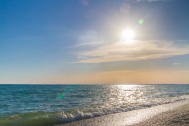 Güzel yaz günbatımı denize bulutlar ile