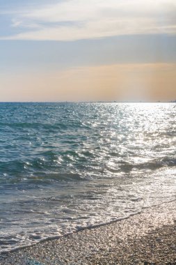 Günbatımı güneşli yaz gündüz sahilde