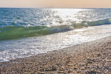Günbatımı güneşli yaz gündüz sahilde