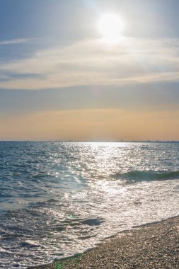 Güzel yaz günbatımı denize bulutlar ile