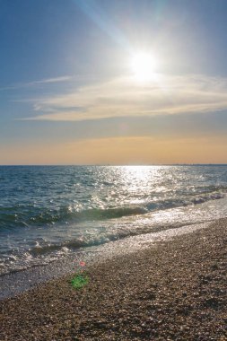 Güzel yaz günbatımı denize bulutlar ile