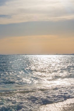 Günbatımı güneşli yaz gündüz sahilde