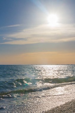 Güzel yaz günbatımı denize bulutlar ile