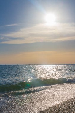 Güzel yaz günbatımı denize bulutlar ile