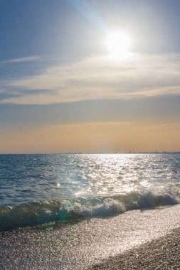 Güzel yaz günbatımı denize bulutlar ile