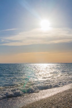 Güzel yaz günbatımı denize bulutlar ile