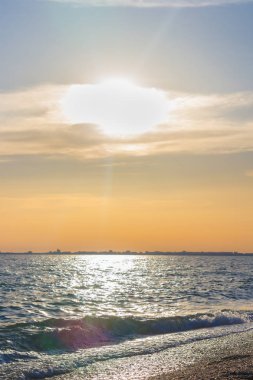 Güzel yaz günbatımı denize bulutlar ile