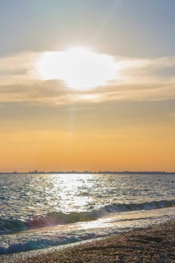 Güzel yaz günbatımı denize bulutlar ile
