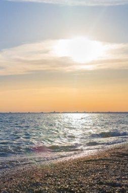 Güzel yaz günbatımı denize bulutlar ile