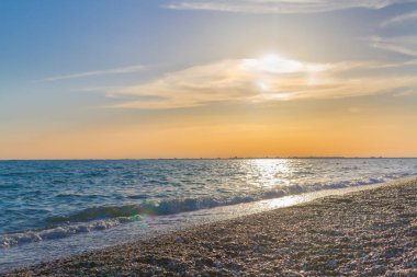 Güzel yaz günbatımı denize bulutlar ile