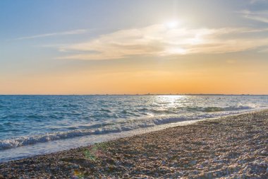 Güzel yaz günbatımı denize bulutlar ile