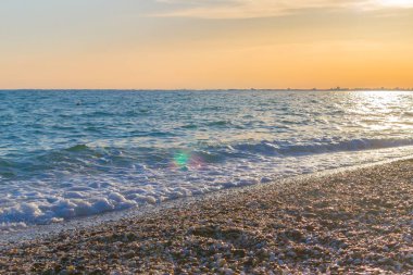 Günbatımı güneşli yaz gündüz sahilde