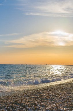 Güzel yaz günbatımı denize bulutlar ile