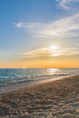 Güzel yaz günbatımı denize bulutlar ile