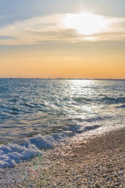 Güzel yaz günbatımı denize bulutlar ile