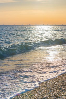 Günbatımı güneşli yaz gündüz sahilde