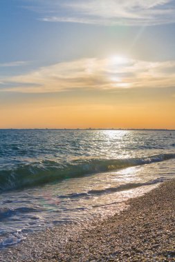 Güzel yaz günbatımı denize bulutlar ile