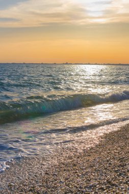 Günbatımı güneşli yaz gündüz sahilde