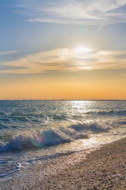 Güzel yaz günbatımı denize bulutlar ile