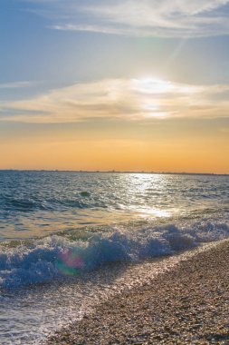 Güzel yaz günbatımı denize bulutlar ile