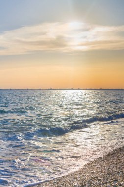 Güzel yaz günbatımı denize bulutlar ile