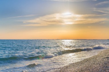 Güzel yaz günbatımı denize bulutlar ile