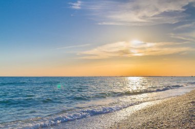 Güzel yaz günbatımı denize bulutlar ile