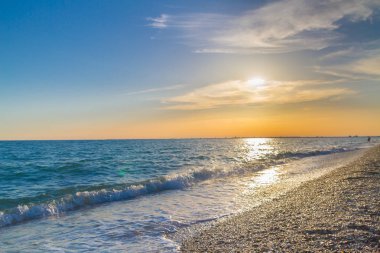 Güzel yaz günbatımı denize bulutlar ile