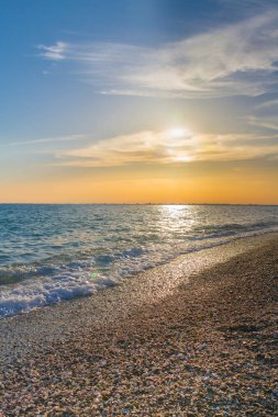 Güzel yaz günbatımı denize bulutlar ile