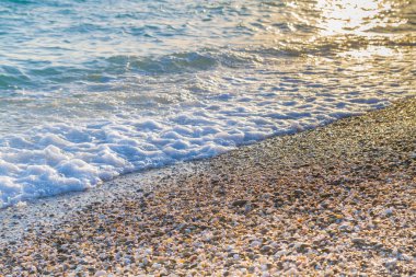 Günbatımı güneşli yaz gündüz sahilde