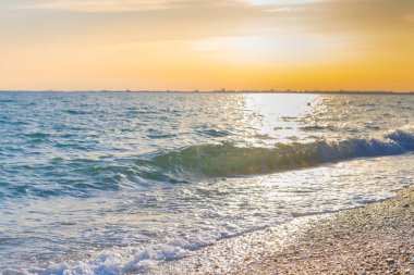 Günbatımı güneşli yaz gündüz sahilde
