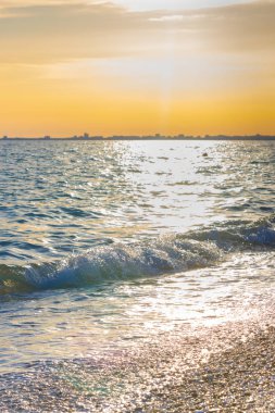 Günbatımı güneşli yaz gündüz sahilde