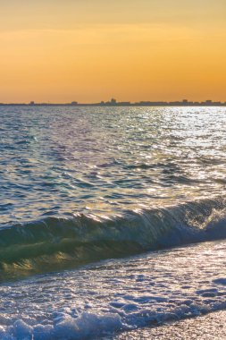 Günbatımı güneşli yaz gündüz sahilde