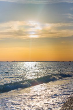 Güzel yaz günbatımı denize bulutlar ile