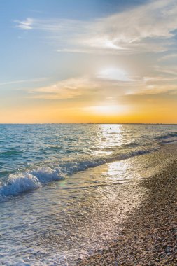 Güzel yaz günbatımı denize bulutlar ile