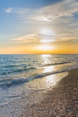 Güzel yaz günbatımı denize bulutlar ile