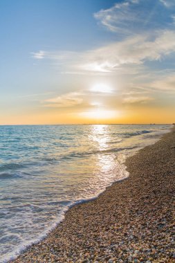 Güzel yaz günbatımı denize bulutlar ile