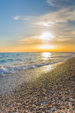 Güzel yaz günbatımı denize bulutlar ile