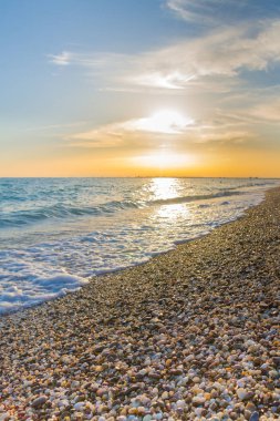 Güzel yaz günbatımı denize bulutlar ile