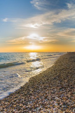 Güzel yaz günbatımı denize bulutlar ile