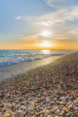 Güzel yaz günbatımı denize bulutlar ile