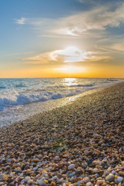 Güzel yaz günbatımı denize bulutlar ile