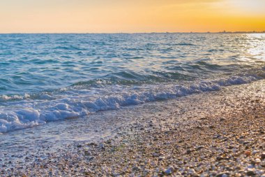 Günbatımı güneşli yaz gündüz sahilde