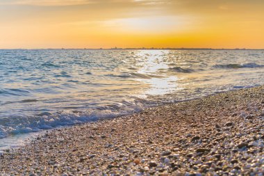 Günbatımı güneşli yaz gündüz sahilde