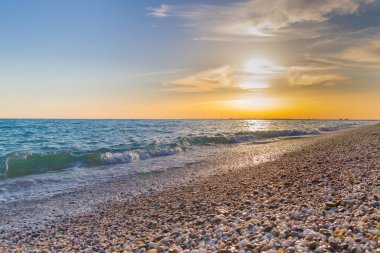 Güzel yaz günbatımı denize bulutlar ile